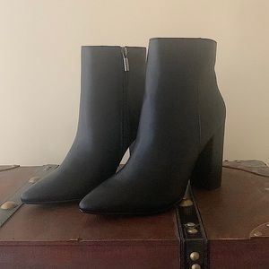 NEW Shoe Dazzle Ankle Boots